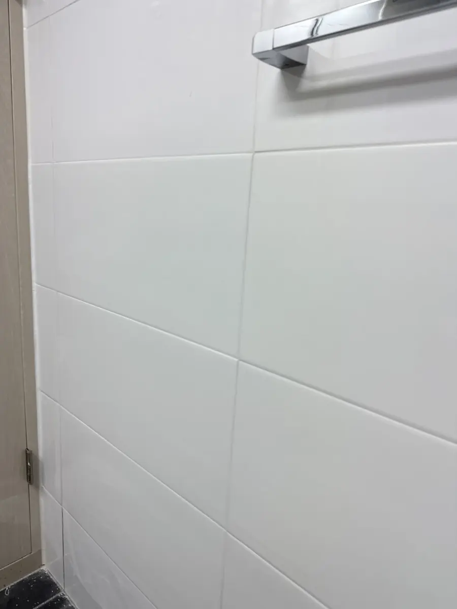 화장실벽타일깨짐보수 인근 벽면 실제 현장